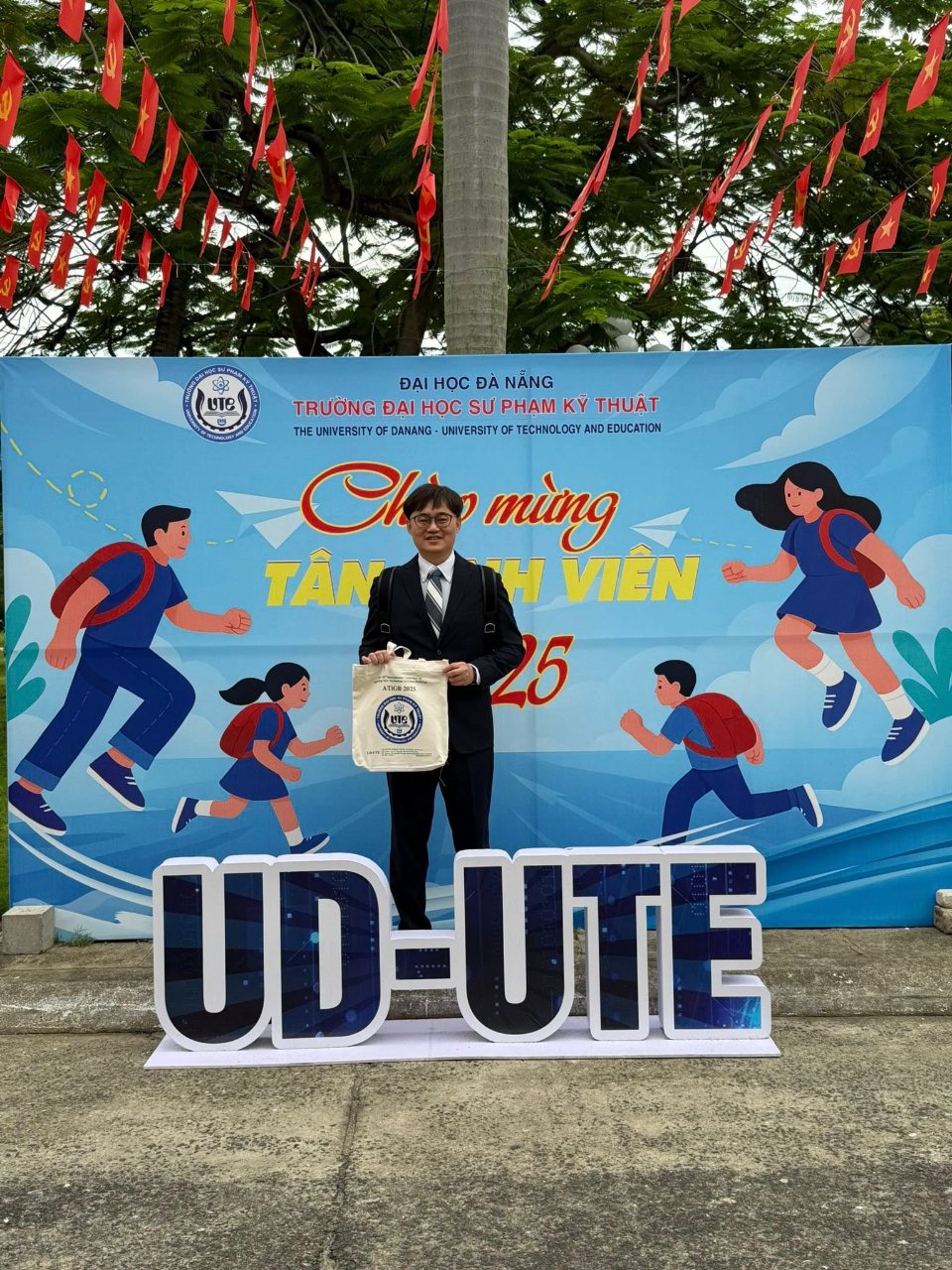 2025年9月24日，教育組林韋至組長拜訪峴港大學附屬技術師範大學。該校校園優美寧靜，並對本處的來訪表現高度重視，林組長與副校長、國際長，電子系、機械系、化工系等多個科系主任及教師會面並交流。會中，峴港大學表示，期盼與更多台灣學校建立合作與交流關係。該校依據新方針，對表現優異學生提前培養，未來將協助並要求學生赴海外深造，並提供經費支持，期望畢業後返國為母校與社會貢獻所學。林組長亦向該校介紹教育部相關獎學金資訊，包括明年將提供100個名額予東南亞國家的外籍講師，以及每年「優秀外國青年來臺蹲點計畫」(Taiwan Experience Education Program，簡稱TEEP) 短期交流獎學金，鼓勵學生赴台短期研習與交流。本處感謝峴港大學的熱情接待與支持，期待雙方持續深化合作，為臺越技職及高等教育交流奠定更堅實的基礎。