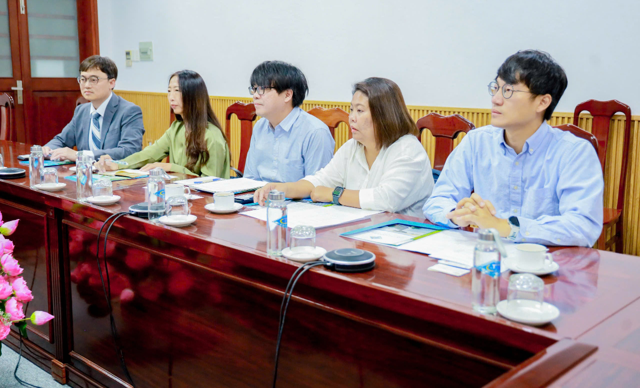 林組長於10月22日陪同中興大學前往肯特大學進行學術參訪與交流。此次交流活動旨在促進兩校之間的學術合作與經驗分享。感謝肯特大學校方的熱情招待，並為四位教授安排與學生進行面對面座談與交流。此次活動吸引了大量學生參與，並且學生們踴躍提問，尤其關心有關到台灣留學的問題，展現出對台灣教育體系的濃厚興趣。未來，教育組將選定若干具體主題。這將為兩校的長期合作提供更多便捷且高效的溝通平台。」