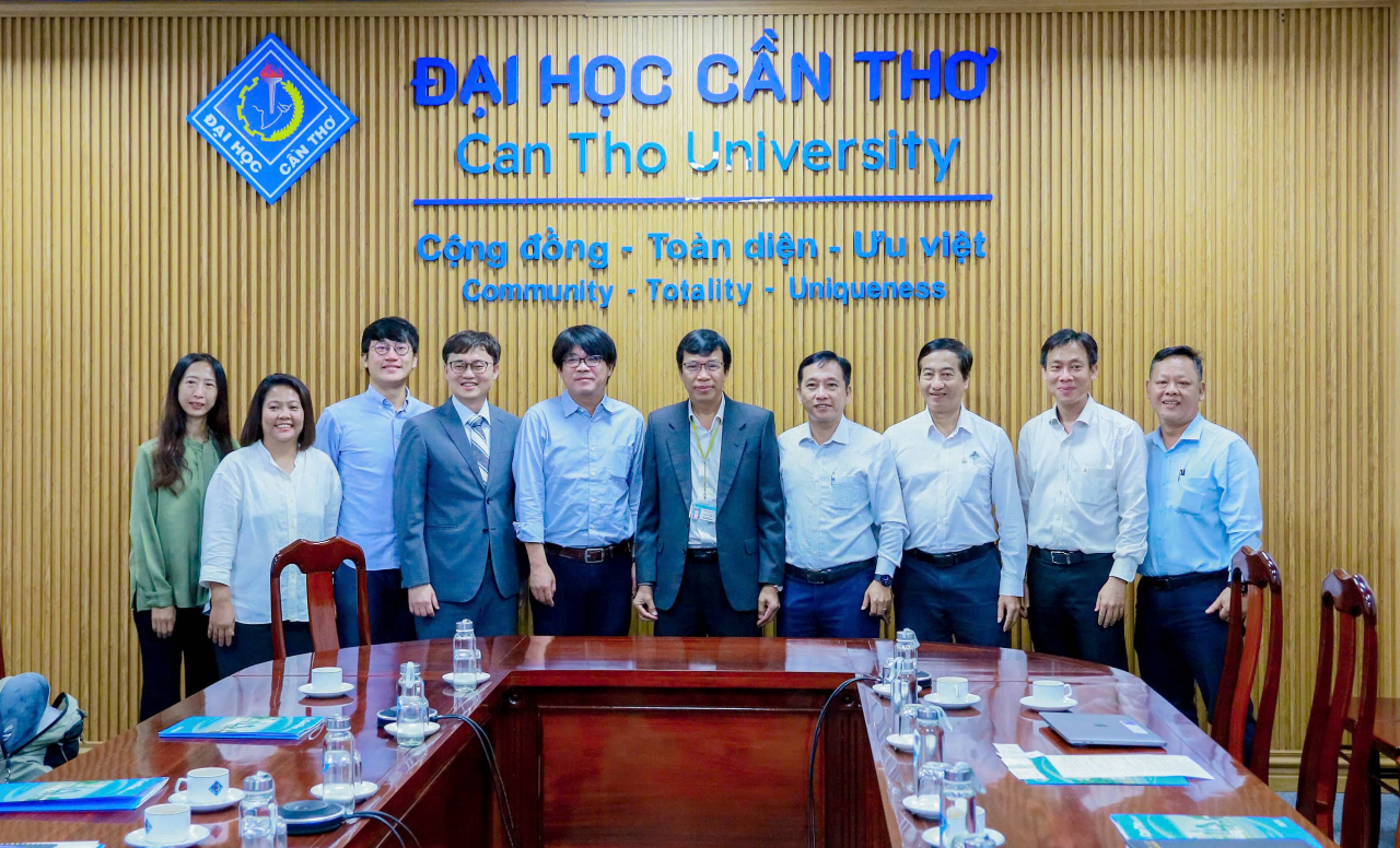 林組長於10月22日陪同中興大學前往肯特大學進行學術參訪與交流。此次交流活動旨在促進兩校之間的學術合作與經驗分享。感謝肯特大學校方的熱情招待，並為四位教授安排與學生進行面對面座談與交流。此次活動吸引了大量學生參與，並且學生們踴躍提問，尤其關心有關到台灣留學的問題，展現出對台灣教育體系的濃厚興趣。未來，教育組將選定若干具體主題。這將為兩校的長期合作提供更多便捷且高效的溝通平台。」