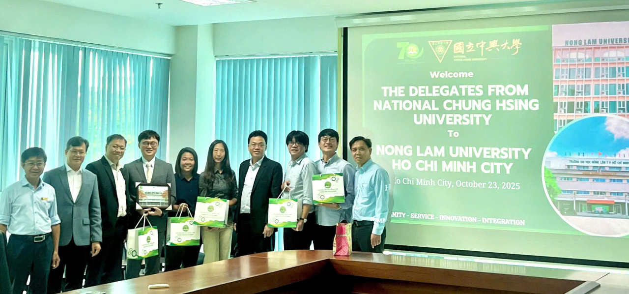 林組長於10月23日陪同中興大學前往農林大學進行學術交流與參訪。在此，特別感謝農林大學的副校長、國際長及各科系教師的熱情接待與安排。中興大學是台灣農業領域的頂尖學府，獸醫學院與農學院的卓越研究成果與聲譽廣受推崇。會中，雙方主管針對如何加強兩校間的交流合作進行了深入討論，並探索未來更多的合作機會。為了促進實質的學術交流，農林大學也貼心地安排了中興大學教授分別與不同科系的學生與教師進行面對面的座談。學生們積極參與，提出了關於到台灣留學的相關流程與研究題目，並獲得了寶貴的指導和建議。期待未來農林大學能夠有更多師生前往台灣交流、回訪，進一步加深雙方的合作與了解，共同促進兩國農業與教育領域的發展。