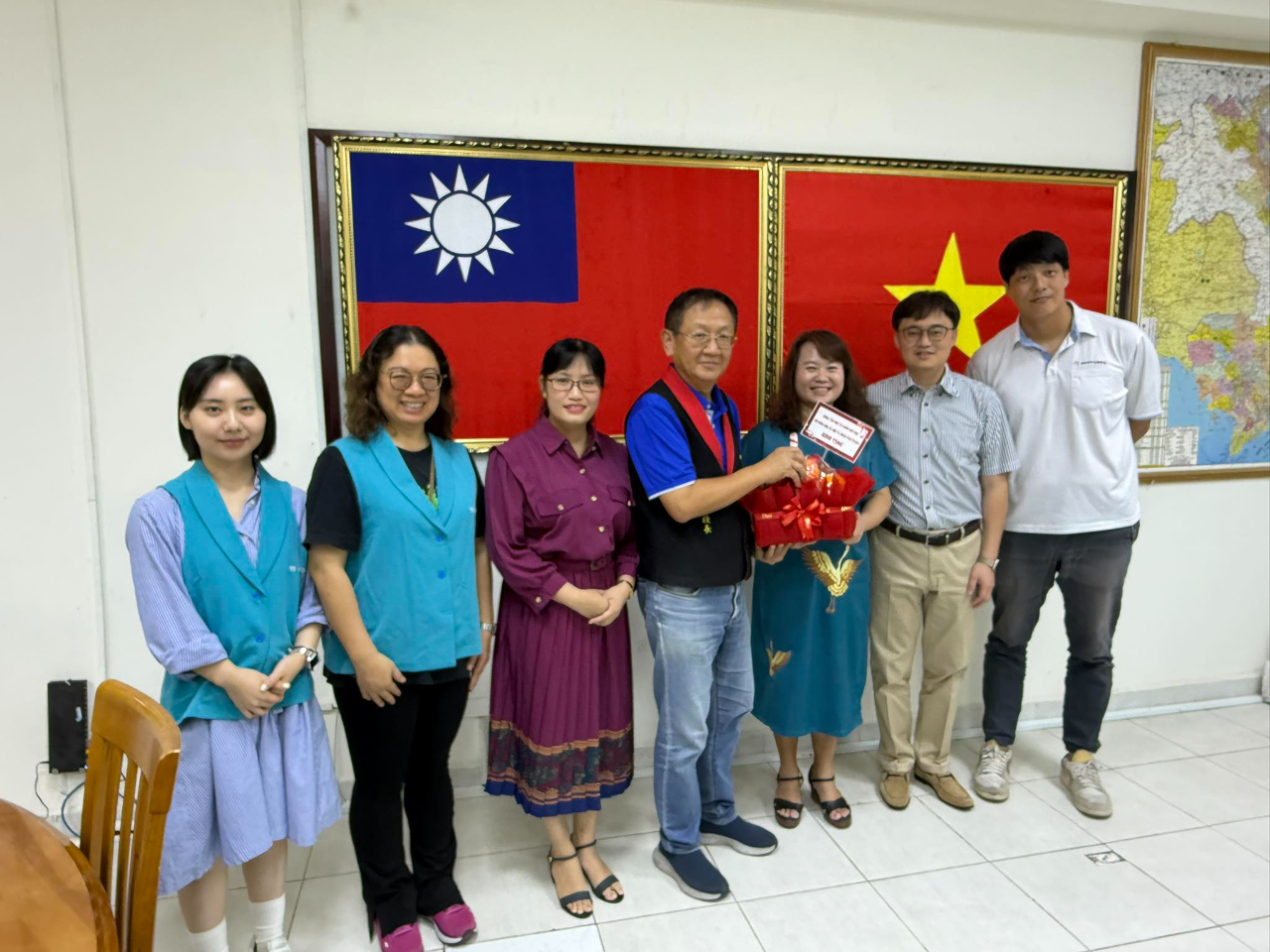 胡志明市國家大學社會人文大學的主任及師長一行人拜會臺校，雙方就未來課程合作及學習資源共享進行了深入交流。會談中，雙方對於推動高中生的課程銜接表達高度共識，並期待自明年起，社會人文科學大學能在臺校開設相關課程，提供本校學生更多元的自主學習機會。透過本次拜訪，雙方不僅深化了彼此的了解，也為未來合作奠定了良好基礎。臺校期盼有更多大專院校能與本校攜手合作，開設更多優質課程，讓學生得以提前接觸大學學習內容，拓展學習視野，培養自主學習能力，為學生打造更豐富的學習環境，促進高中與大學教育的無縫接軌，嘉惠更多學子。