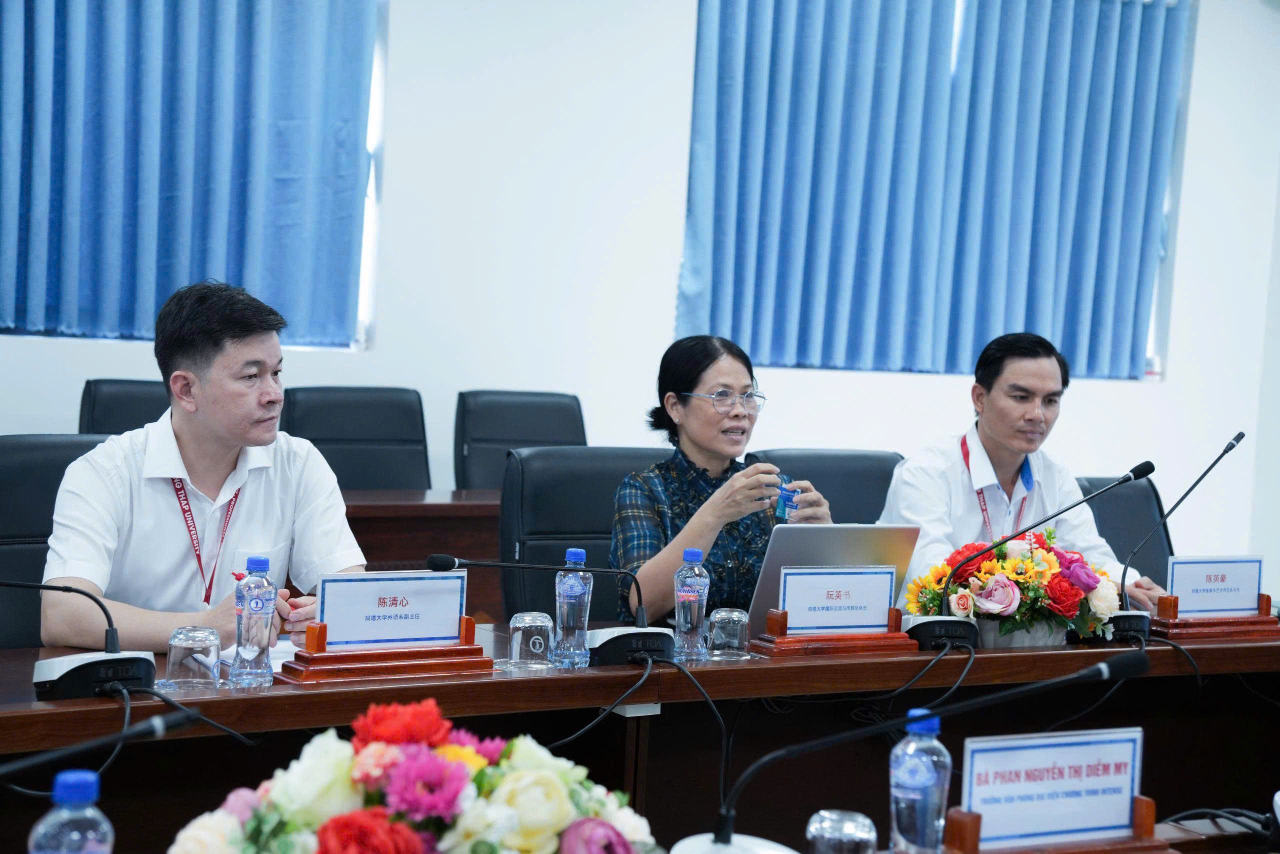 2026年3月4日下午，教育組林韋至組長前往拜會同塔大學。
在工作會議中，雙方就學生足球交流活動進行了熱烈的討論，並將其視為深化雙方友誼的重要文化橋樑。藉此機會，林組長也詳細介紹了臺灣教育部的各項獎學金計畫，為該校學生在國際環境中學習與提升技能開啟了更多契機。
校方對教育組所促成之交流機會及相關分享表達誠摯感謝，並表示未來將積極向校內師生推廣臺灣獎學金資訊，並持續推動各項教育合作計畫。
