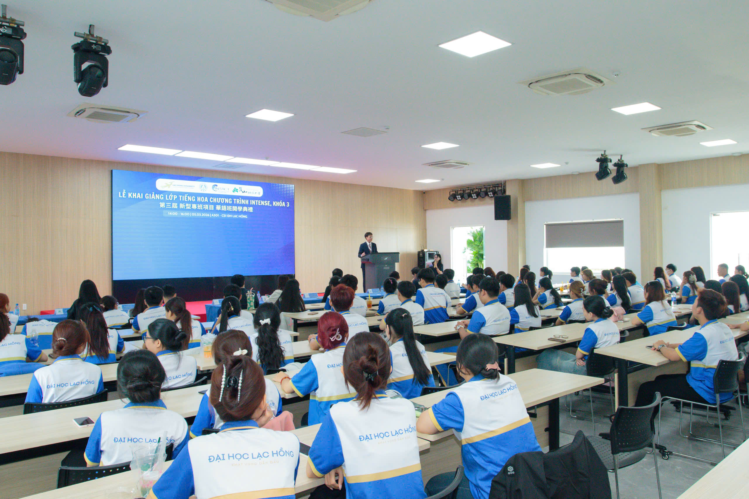 2026年3月5日，林韋至參事拜會出席駱鴻大學「INTENSE獎學金計畫」華語班開學典禮。
典禮中，林參事致詞表示，臺灣提供多元且完善的獎學金制度，積極支持國際學生赴臺學習與發展。他並指出，在全球化趨勢下，優異的外語能力已成為進入職場的重要競爭優勢。語言能力越強，不僅有助於取得理想職位與優渥待遇，亦能拓展個人職涯發展空間。