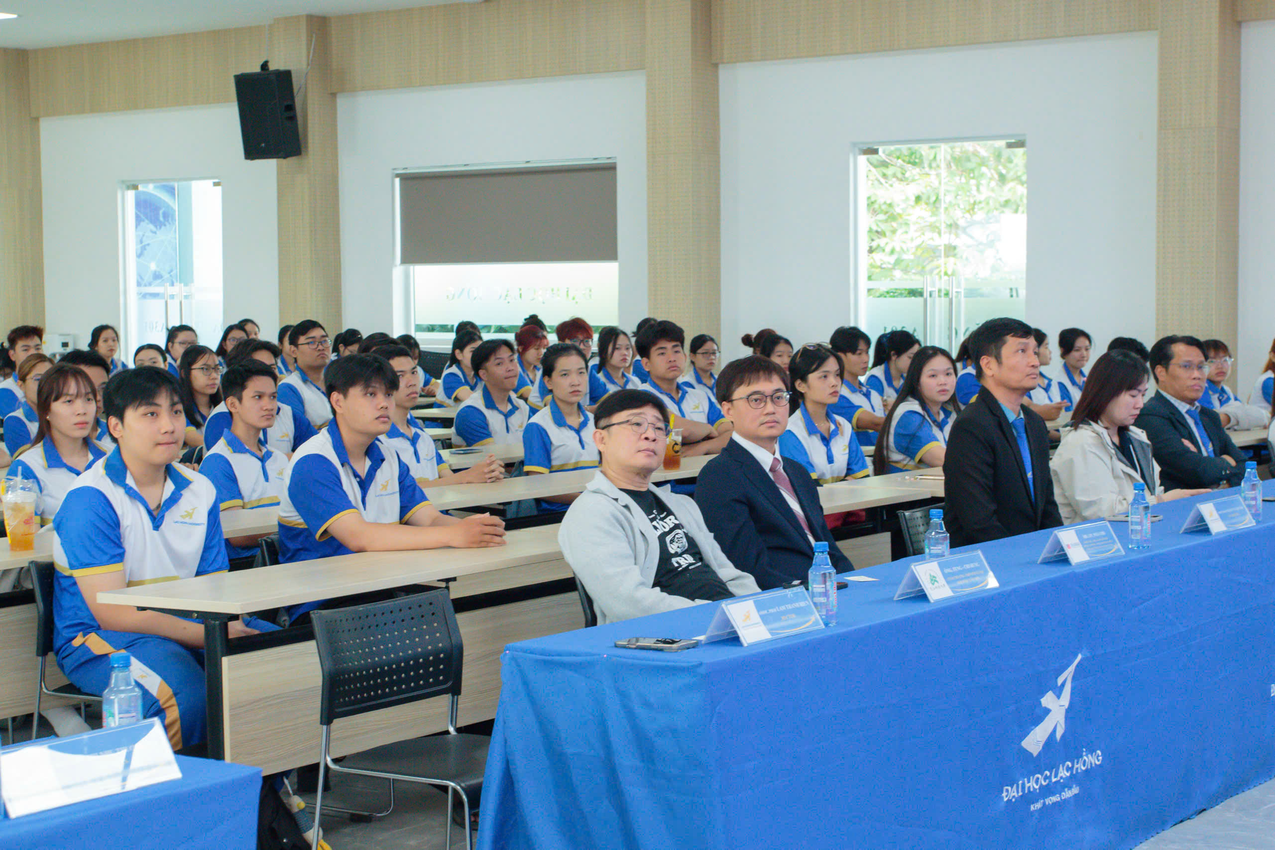 2026年3月5日，林韋至參事拜會出席駱鴻大學「INTENSE獎學金計畫」華語班開學典禮。
典禮中，林參事致詞表示，臺灣提供多元且完善的獎學金制度，積極支持國際學生赴臺學習與發展。他並指出，在全球化趨勢下，優異的外語能力已成為進入職場的重要競爭優勢。語言能力越強，不僅有助於取得理想職位與優渥待遇，亦能拓展個人職涯發展空間。
