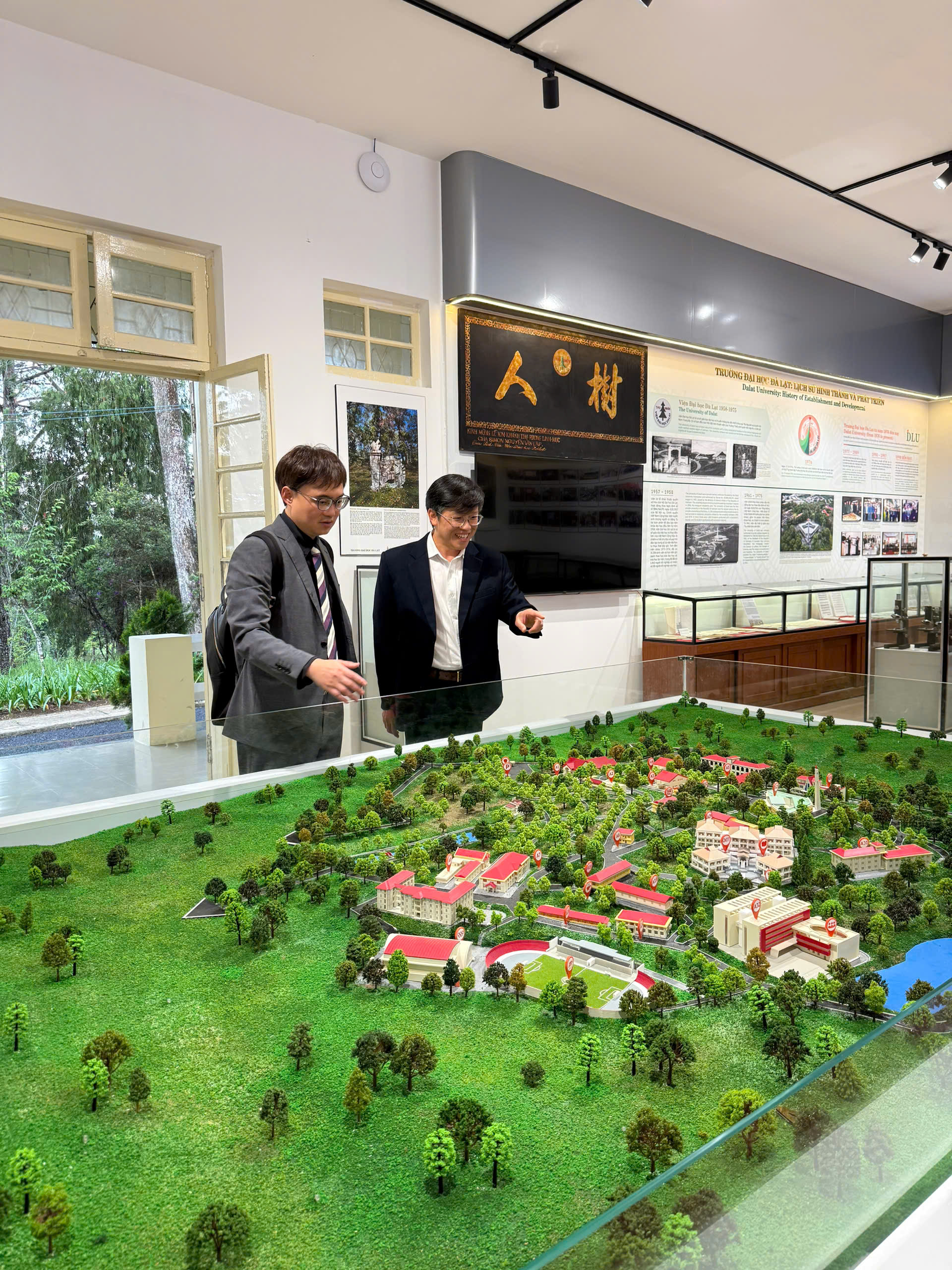 2026年5月28日，教育組林韋至組長前往拜會大叻大學，與校方主管就網路安全、半導體科技、農業科技、核能技術人才培育及學術交流等議題進行交流。

會談中，林組長介紹臺灣高等教育體系發展現況及半導體產業供應鏈之成功經驗，並說明教育部臺灣獎學金、華語文獎學金及新南向人才培育相關計畫等留學資源，協助校方掌握赴臺升學、研究及學術交流資源。

大叻大學由校方主管及相關科系主任出席，包括科學技術、物理與核工程、生物學及財務會計等，並就學校發展現況、特色領域及國際化推動成果進行介紹。

雙方並就學生交換、教師交流及科研合作等議題交換意見，期盼進一步深化與臺灣高等教育機構之合作關係，拓展跨領域人才培育與學術交流。

本次訪問亦安排參訪校園及教學研究設施，進一步了解其教學與科研環境，為後續推動實質合作奠定良好基礎。
