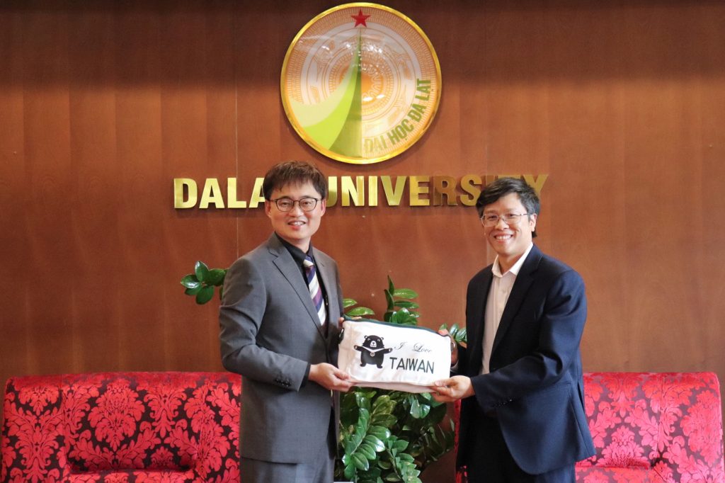 2026年5月28日，教育組林韋至組長前往拜會大叻大學，與校方主管就網路安全、半導體科技、核能技術人才培育及學術交流等議題進行交流。

會談中，林組長介紹臺灣高等教育體系發展現況及半導體產業供應鏈之成功經驗，並說明教育部臺灣獎學金、華語文獎學金及新南向人才培育相關計畫等留學資源，協助校方掌握赴臺升學、研究及學術交流資源。

大叻大學由校方主管及相關科系主任出席，包括科學技術、物理與核工程、生物學及財務會計等，並就學校發展現況、特色領域及國際化推動成果進行介紹。

雙方並就學生交換、教師交流及科研合作等議題交換意見，期盼進一步深化與臺灣高等教育機構之合作關係，拓展跨領域人才培育與學術交流。

本次訪問亦安排參訪校園及教學研究設施，進一步了解其教學與科研環境，為後續推動實質合作奠定良好基礎。