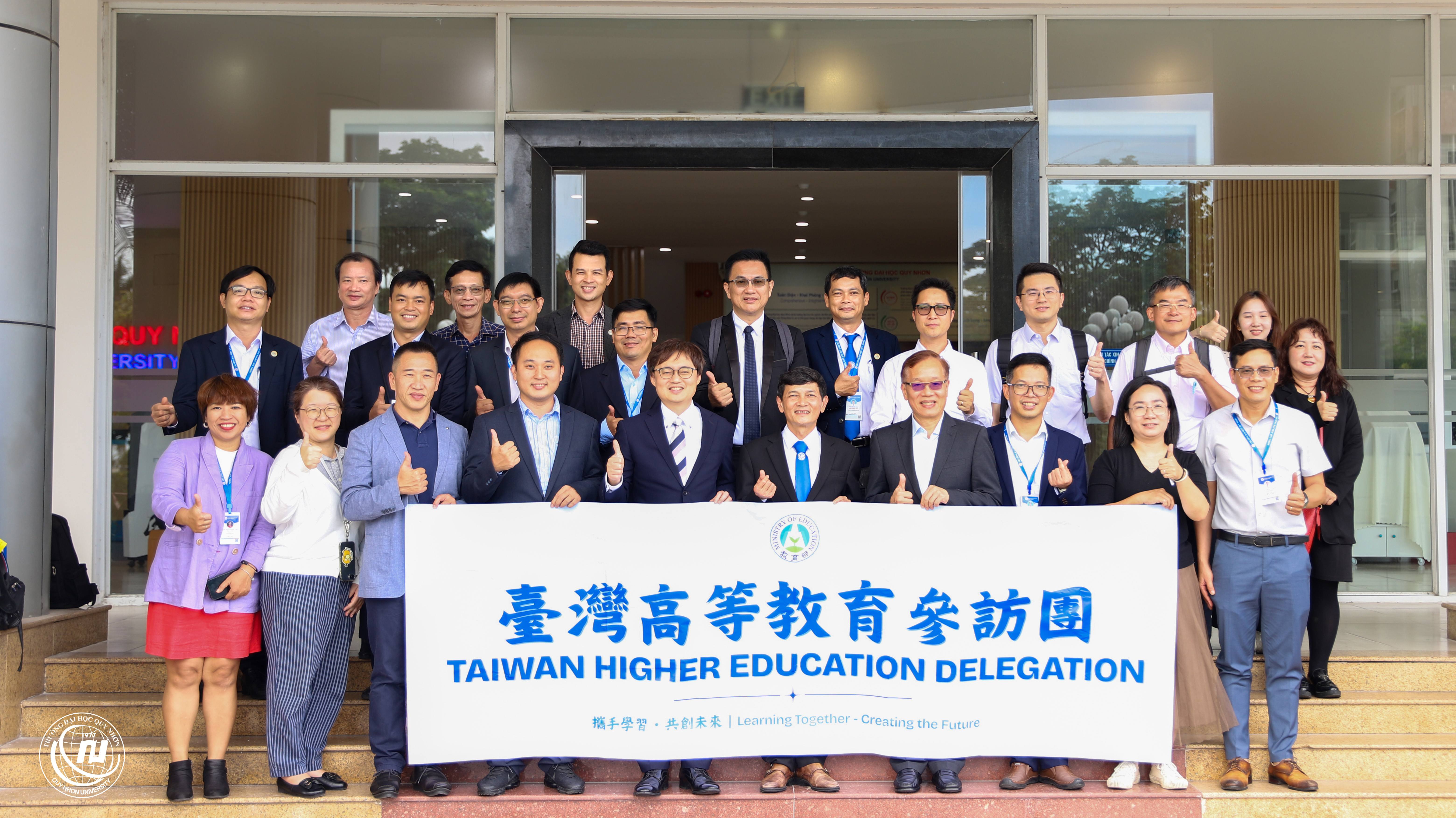 2026年7月1日，教育組林韋至組長率臺灣高等教育參訪團拜會歸仁大學。
當天出席活動的有歸仁大學副校長Hà Thanh Hải博士及該校各直屬單位主管代表。臺灣高校代表6所大學包含吳鳳科技大學、國立暨南國際大學、中原大學、大葉大學、大同大學及台鋼科技大學等校代表。會中，臺灣各校代表積極分享相關獎學金政策、合作計畫、科學研究、國際交流合作及未來高品質人力資源發展等意向。
會中，副校長Hà Thanh Hải博士首先代表學校表達熱烈歡迎，並對林組長的高效協助表示由衷的謝意。他強調，自5月25日雙方初次洽談以來，在極短的時間內，林組長便迅速回應校方需求，成功媒合由臺灣6所大學組成的高等教育參訪團蒞校訪問。這充分展現了教育組對推動臺越高等教育合作的高度重視。
校方指出，歸仁大學目前正積極推動國際化與轉型發展，期盼與臺灣大專校院建立更緊密的合作關係，以借鑑臺灣的教育與產業發展經驗，提升國際競爭力。特別是針對半導體、資訊科技及IC設計等高科技領域，學校期盼能與具備相關優勢的臺灣大學開展深度合作，共同培育人才、推動科學研究及深化產學合作。

校方特別強調，這是歸仁大學首次迎來由臺灣政府代表機構率領的大規模高等教育參訪團蒞校訪問，對此深感榮幸，此行亦被視為該校推動國際化戰略的重要里程碑。
林韋至參事於活動中分享表示，本次教育組特別邀集臺灣在半導體與資訊科技領域具備卓越優勢的特色大學共同來訪，期盼藉此促進雙方在高等教育合作與人才培育上的實質交流。林參事肯定指出，教育組後續將持續發揮橋梁角色，依據特定專業領域，引介更多臺灣優秀大學蒞校對接，協助歸仁大學尋得最適切的合作夥伴。
此次會面的核心亮點為歸仁大學與國立暨南國際大學正式簽署合作備忘；同時亦與吳鳳科技大學互換先前已完成簽署的合作備忘錄。此為歸仁大學首次與臺灣大專校院正式簽署合作協議，不僅締造了重要的歷史里程碑，亦為未來促成各校間深化實質合作開闢了全新契機。
本次拜會在融洽與坦誠的氣氛中圓滿進行，不僅增進了雙方的教育培訓與科研合作，更被視為重要基石，為未來推動具體、高效且永續的校際實質合作奠定了良好基礎。

