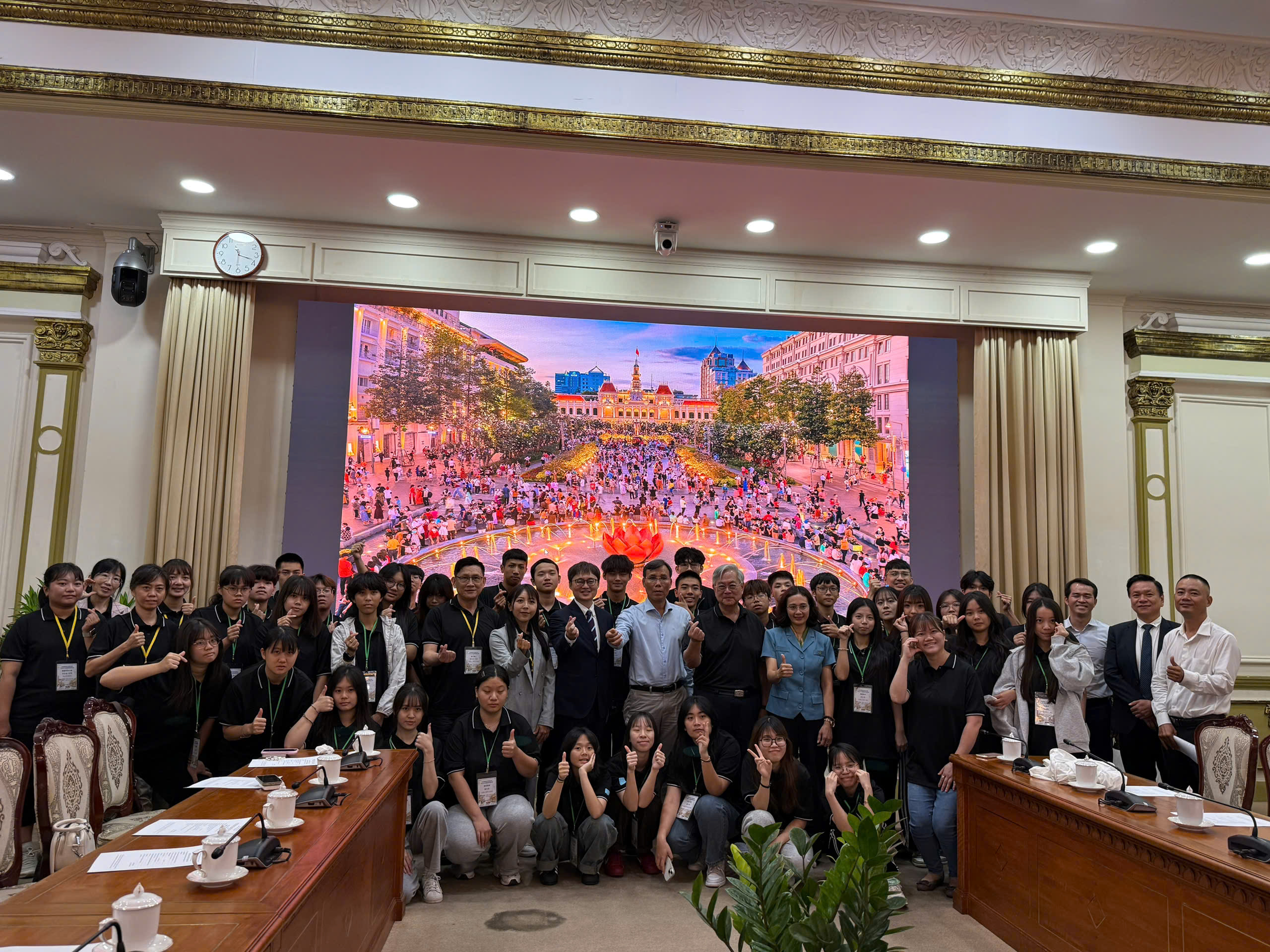 2026年8月7日，教育組林韋至參陪同教育部國民及學前教育署115年新住民子女國際職場體驗團師生一行45人拜會胡志明市人民委員會，並雙方主要就僑生在臺學習現況，以及臺灣僑胞返回越南學習、就業與發展的機會等議題進行交流。
胡志明市人民委員會代表、辦公室副主任張文崔表示，隨著越南國際融入程度日益深化，海外越南人社群所扮演的角色也日益重要。他指出，曾在海外學習、生活及工作的越南人，累積了豐富的經驗、專業知識及國際人脈，不僅是越南國家發展的重要資源，也能成為連結越南與各國及各地區，在教育、文化、知識及人才等方面的重要橋樑。因此，未來加強與海外越南人社群的連結，應朝向更具體且務實的合作，既維繫海外越南人與祖國的聯繫，也充分發揮其在國際環境中所累積的資源與經驗。
國立高雄科技大學俞克維副校長分享了同學們在學習過程中的經驗與收穫。他表示，這不僅是同學們深入了解越南產業環境與職場文化的難得機會，也是進一步深化臺灣與越南教育合作關係、為未來更進一步的交流與合作奠定基礎的重要契機。他也期盼同學們能珍惜這次難得的機會，勇於交流，將實際體驗轉化為自身成長的寶貴養分，並成為新一代促進臺灣與越南合作與交流的重要力量。
林參事表示，臺灣擁有多元且完善的教育環境，並為僑生提供多元的學習與發展機會。他強調，國際教育經驗對青年培養專業能力、語言能力及跨文化適應力具有重要意義，並鼓勵學生善用自身雙語優勢，主動累積學習經驗與專業知識，未來無論返回越南發展，或投入臺越交流與合作，都能進一步發揮所長。
此外，雙方也就僑胞在越南及臺灣兩地的學習、就業與發展方向進行交流，並認為教育是維繫及深化雙方交流的重要基礎。透過教育與青年交流，可進一步拓展兩地人才、文化及社會之間的連結。
本次活動不僅有助於深化臺越教育交流，也進一步促進青年往來，強化青年、僑胞社群及越南與臺灣教育機構之間的長期連結，為未來持續推動雙方教育及人文交流奠定良好基礎。
