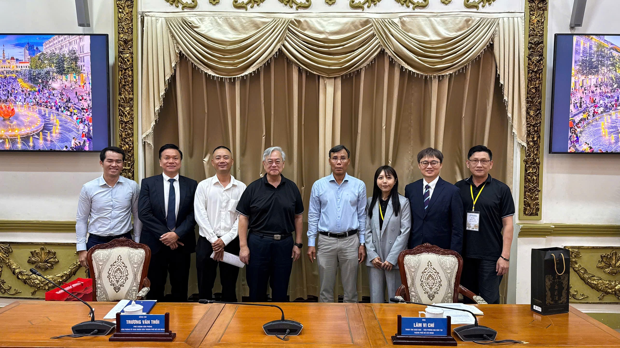 2026年8月7日，教育組林韋至參陪同教育部國民及學前教育署115年新住民子女國際職場體驗團師生一行45人拜會胡志明市人民委員會，並雙方主要就僑生在臺學習現況，以及臺灣僑胞返回越南學習、就業與發展的機會等議題進行交流。
胡志明市人民委員會代表、辦公室副主任張文崔表示，隨著越南國際融入程度日益深化，海外越南人社群所扮演的角色也日益重要。他指出，曾在海外學習、生活及工作的越南人，累積了豐富的經驗、專業知識及國際人脈，不僅是越南國家發展的重要資源，也能成為連結越南與各國及各地區，在教育、文化、知識及人才等方面的重要橋樑。因此，未來加強與海外越南人社群的連結，應朝向更具體且務實的合作，既維繫海外越南人與祖國的聯繫，也充分發揮其在國際環境中所累積的資源與經驗。
國立高雄科技大學俞克維副校長分享了同學們在學習過程中的經驗與收穫。他表示，這不僅是同學們深入了解越南產業環境與職場文化的難得機會，也是進一步深化臺灣與越南教育合作關係、為未來更進一步的交流與合作奠定基礎的重要契機。他也期盼同學們能珍惜這次難得的機會，勇於交流，將實際體驗轉化為自身成長的寶貴養分，並成為新一代促進臺灣與越南合作與交流的重要力量。
林參事表示，臺灣擁有多元且完善的教育環境，並為僑生提供多元的學習與發展機會。他強調，國際教育經驗對青年培養專業能力、語言能力及跨文化適應力具有重要意義，並鼓勵學生善用自身雙語優勢，主動累積學習經驗與專業知識，未來無論返回越南發展，或投入臺越交流與合作，都能進一步發揮所長。
此外，雙方也就僑胞在越南及臺灣兩地的學習、就業與發展方向進行交流，並認為教育是維繫及深化雙方交流的重要基礎。透過教育與青年交流，可進一步拓展兩地人才、文化及社會之間的連結。
本次活動不僅有助於深化臺越教育交流，也進一步促進青年往來，強化青年、僑胞社群及越南與臺灣教育機構之間的長期連結，為未來持續推動雙方教育及人文交流奠定良好基礎。