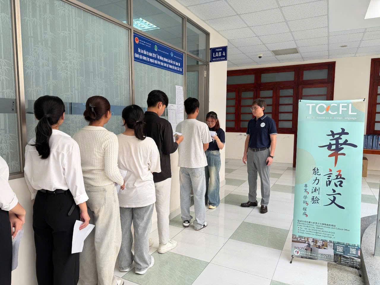 2026年8月22日，在肯特大學教育組首次辦理華語文能力測驗（TOCFL），考試順利完成。此次考試係胡志明市臺北經濟文化辦事處教育組與肯特大學近一年來共同籌備與協調的成果，旨在擴充考試資源，為湄公河三角洲地區華語學習者提供更便利的TOCFL應試管道。
本次考試共開放20個名額，報名後很快額滿。考生來自湄公河三角洲地區多個省市，包括永隆、肯特、安江及金甌。首次於肯特大學設置TOCFL考場，不僅回應當地華語學習者的應試需求，也有助於減少考生往返胡志明市的交通時間及費用。
部分考生表示，過去參加TOCFL須花費約3至4小時前往胡志明市考場。此次於肯特大學辦理考試後，考生可就近應試，不僅交通更加便利，也能有更多時間準備心理，並以較穩定的心情應試。整體考試過程順利，為湄公河三角洲地區華語學習者提供更加便利的華語能力檢定選擇。
此次TOCFL首度於肯特大學順利辦理，亦是越南華語文能力測驗考試網絡拓展的重要一步。透過將考試資源延伸至地方，教育組期盼持續擴大華語學習及教育交流機會，深化臺越教育交流，特別是加強與湄公河三角洲地區的教育連結。
未來，教育組將持續關注各地考生的應試需求，並據此進行評估，逐步擴大越南地區華語文能力測驗的辦理網絡，以更貼近學習者需求，提供更加便利的應試服務。

