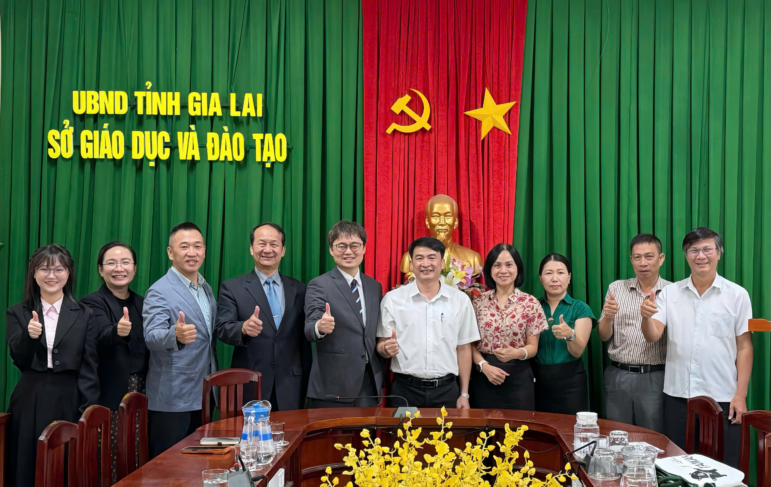 2026年8月21日，教育組林韋至參事與台鋼科技大學代表一同拜會嘉萊教育與培訓廳，就華語教育、獎學金、赴臺留學及國際教育交流合作機會進行交流。
會中，嘉萊教育與培訓廳代表就當地教育及外語培訓的需求與發展方向進行交流，並表示關注與臺灣推動教育合作的相關計畫，特別是為學生提供學習及國際交流的機會。
台鋼科技大學代表介紹，該校目前開設多項符合產業人才需求的專業領域，包括半導體、電機、自動化、人工智慧、無人機、建築及營造等，同時也介紹學校的教學環境及提供予國際學生，包括越南學生的相關學習與支援措施。目前校內約有200名越南學生就讀。
同時，林韋至參事介紹臺灣教育部提供的各項獎學金及赴臺學習機會，供越南學生申請，並就進一步擴大臺灣與嘉萊省教育合作活動的可能性交換意見。
會談中，與會各方特別關注在嘉萊省開設華語課程的可能性，提供當地學生、大專校院學生及有學習需求之民眾參與。台鋼科技大學代表也介紹相關課程資訊，供嘉萊省教育與培訓廳參考，以進一步研究相關支持措施。課程結束後，學習者可依個人需求，自主選擇繼續學習華語，或進一步了解臺灣的相關教育課程及赴臺學習機會。
本次會談在開放、務實的氣氛下進行，與會各方並同意持續研議符合嘉萊省實際條件的合作方案，未來將朝推動華語文能力測驗（TOCFL）、學術研討會、學術交流、教師及學生交流，以及促進嘉萊省教育機構與臺灣大專校院及教育機構建立合作連結等方向持續推動。
