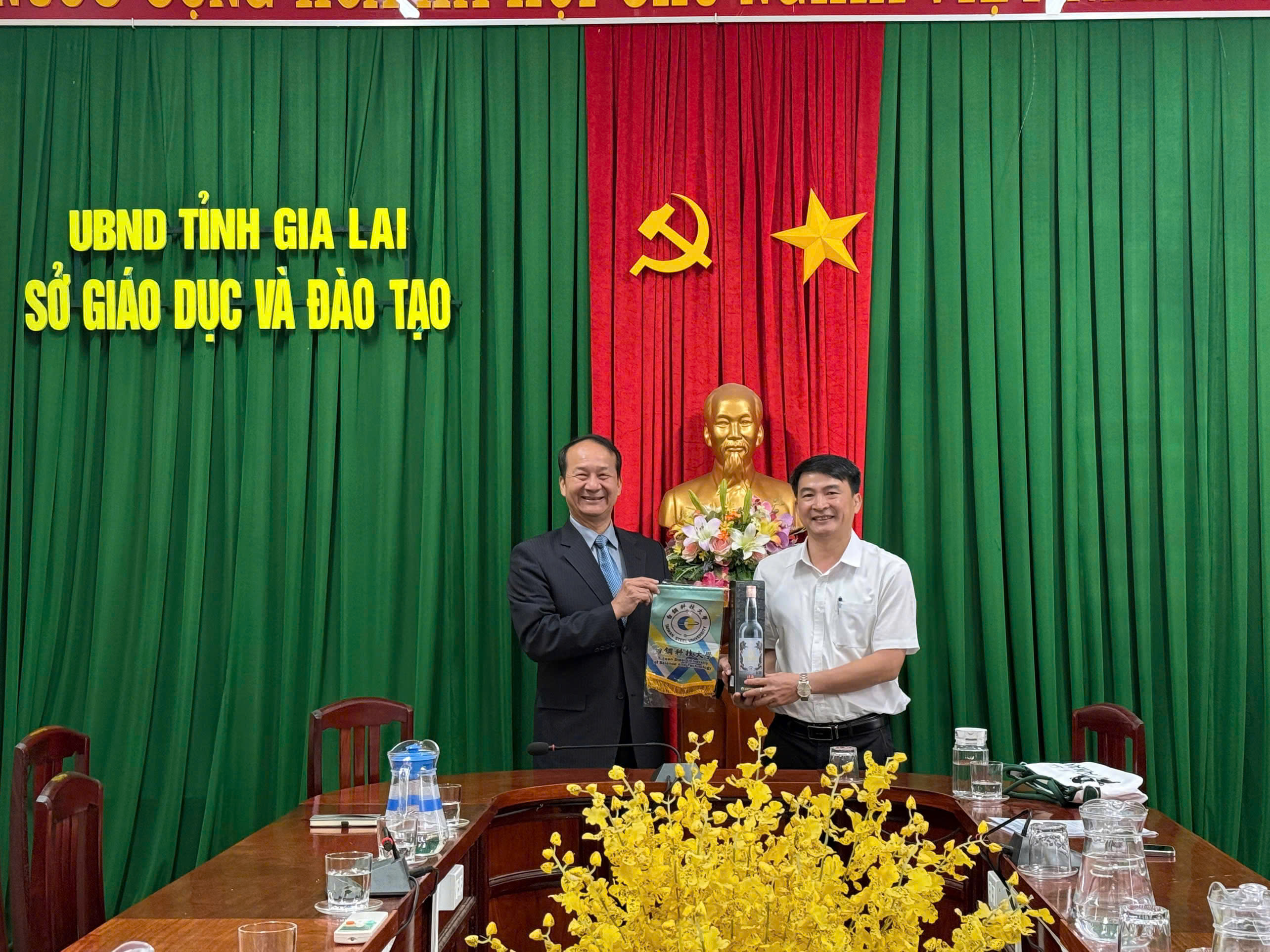 2026年8月21日，教育組林韋至參事與台鋼科技大學代表一同拜會嘉萊教育與培訓廳，就華語教育、獎學金、赴臺留學及國際教育交流合作機會進行交流。
會中，嘉萊教育與培訓廳代表就當地教育及外語培訓的需求與發展方向進行交流，並表示關注與臺灣推動教育合作的相關計畫，特別是為學生提供學習及國際交流的機會。
台鋼科技大學代表介紹，該校目前開設多項符合產業人才需求的專業領域，包括半導體、電機、自動化、人工智慧、無人機、建築及營造等，同時也介紹學校的教學環境及提供予國際學生，包括越南學生的相關學習與支援措施。目前校內約有200名越南學生就讀。
同時，林韋至參事介紹臺灣教育部提供的各項獎學金及赴臺學習機會，供越南學生申請，並就進一步擴大臺灣與嘉萊省教育合作活動的可能性交換意見。
會談中，與會各方特別關注在嘉萊省開設華語課程的可能性，提供當地學生、大專校院學生及有學習需求之民眾參與。台鋼科技大學代表也介紹相關課程資訊，供嘉萊省教育與培訓廳參考，以進一步研究相關支持措施。課程結束後，學習者可依個人需求，自主選擇繼續學習華語，或進一步了解臺灣的相關教育課程及赴臺學習機會。
本次會談在開放、務實的氣氛下進行，與會各方並同意持續研議符合嘉萊省實際條件的合作方案，未來將朝推動華語文能力測驗（TOCFL）、學術研討會、學術交流、教師及學生交流，以及促進嘉萊省教育機構與臺灣大專校院及教育機構建立合作連結等方向持續推動。
