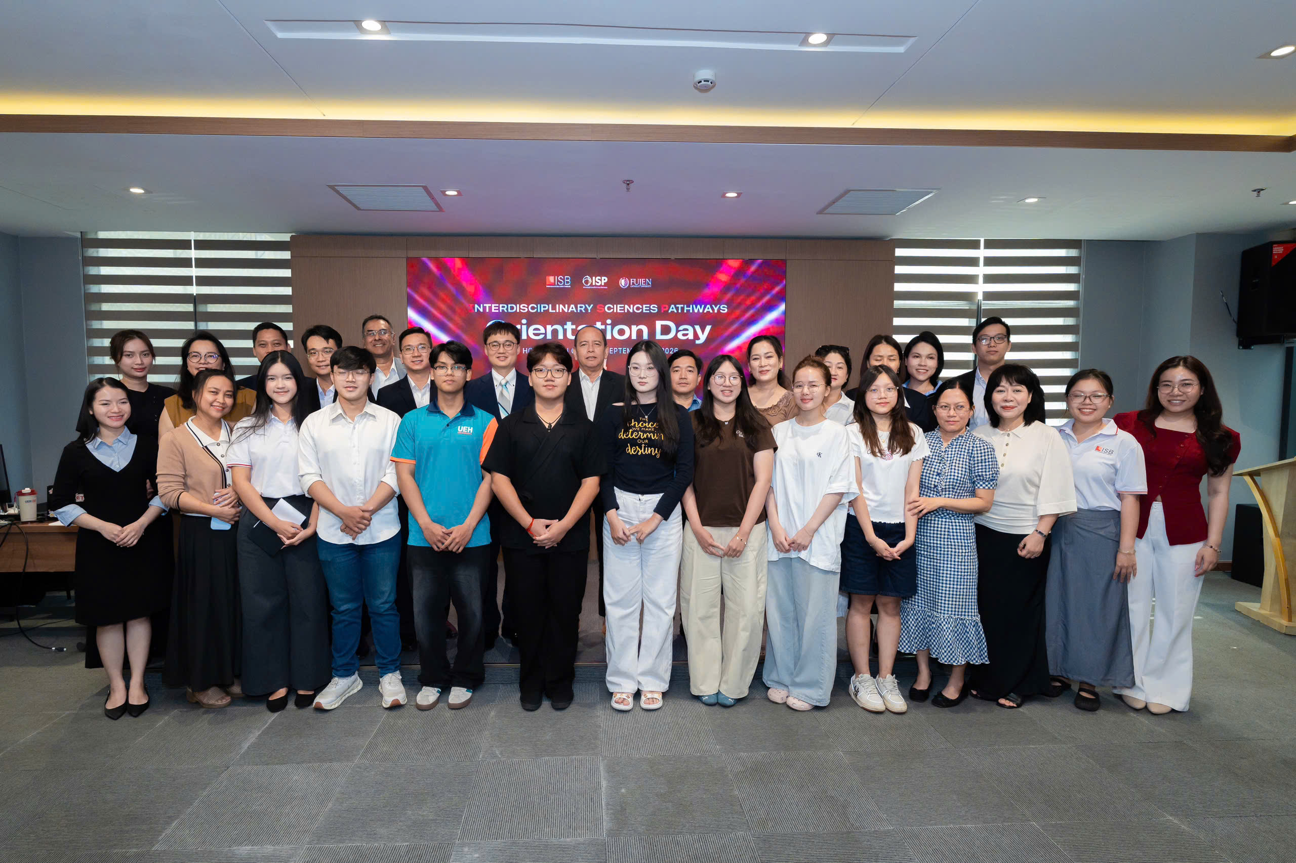 2026年9月7日，教育組林韋至參事應胡志明市經濟大學國際商學院（UEH.ISB）邀請，出席該院與臺灣輔仁大學（FJCU）雙聯合作課程開學典禮。
典禮有 UEH.ISB 校方主管、教師、專家，以及來自國內外教育與學術界的代表出席，包括臺北經濟文化辦事處教育組林韋至參事兼組長、UEH.ISB 校長陳河明俊副教授、副校長陳芳草副教授、新加坡理工大學（Singapore Institute of Technology）專家暨講師阮世黃副教授、Talent Connect Plus 創辦人暨執行長黎黃芳淑博士，以及相關組織、企業、媒體代表和 ISP 課程教師團隊，現場共有逾27名教師及學生參與。 
林參事於典禮中向與會師生介紹臺灣政府各項留臺獎學金，以及教育部「優秀外國青年來臺蹲點計畫」（TEEP），鼓勵學生積極了解並把握赴臺學習、交流及提升專業能力的機會。透過相關計畫，學生可進一步接觸臺灣高等教育環境，拓展國際視野，並累積國際交流經驗。
此次出席開學典禮，展現 UEH.ISB 與臺灣大專校院之間持續深化的合作關係，並有助於推動臺越高等教育交流。透過雙聯合作課程，不僅為學生提供多元的學習選擇，也創造赴臺學習、交流及發展的機會，為未來持續拓展臺越雙邊教育合作奠定良好基礎。
UEH.ISB 代表對林參事撥冗出席活動，以及長期關注並積極推動臺越教育交流表達誠摯感謝，並肯定其在促進臺越教育合作及連結臺灣與越南教育機構方面所發揮的橋梁作用。未來雙方將持續透過雙聯課程及各項交流活動，為兩地師生創造更多學習、交流與合作機會。
