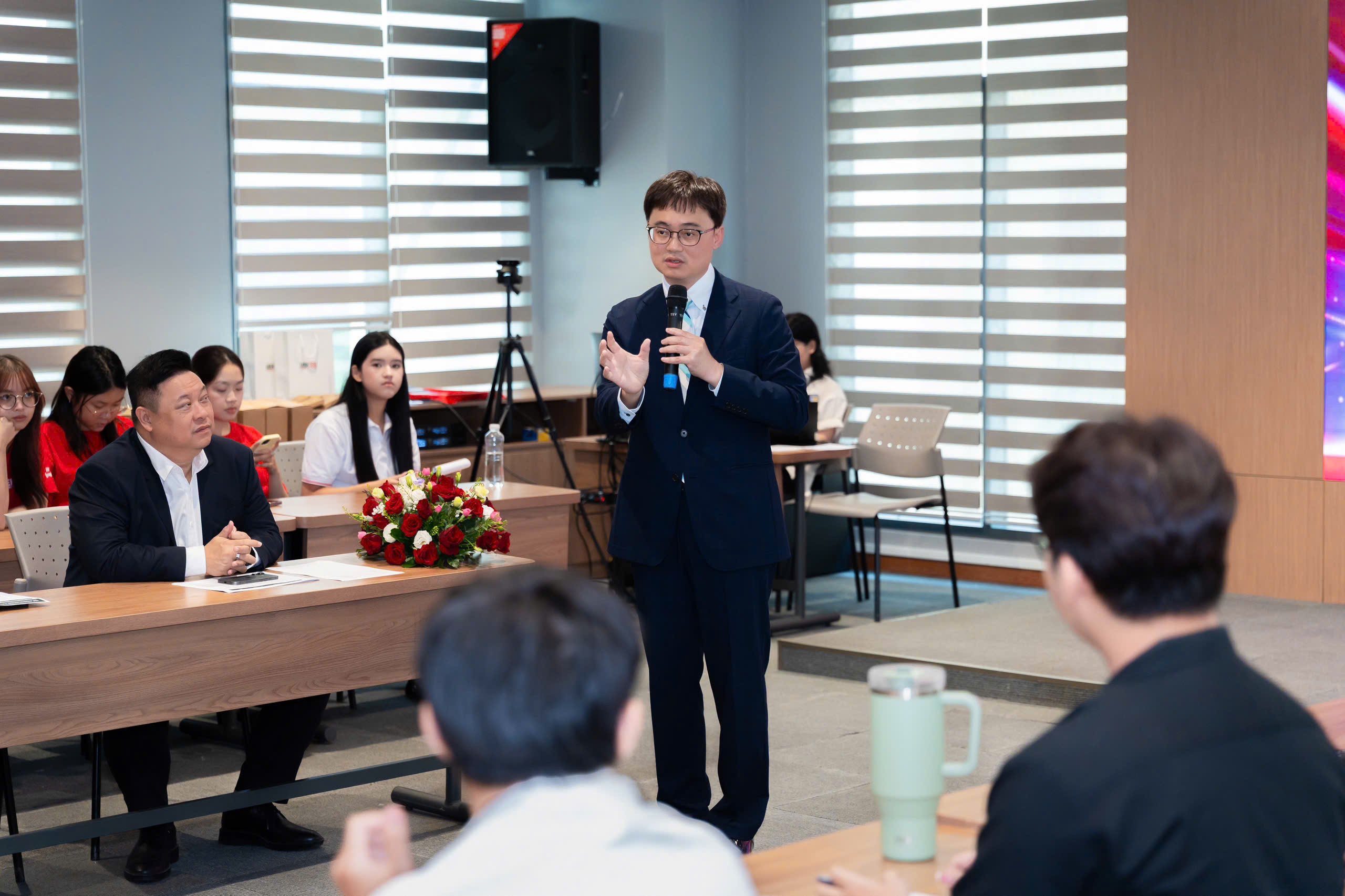2026年9月7日，教育組林韋至參事應胡志明市經濟大學國際商學院（UEH.ISB）邀請，出席該院與臺灣輔仁大學（FJCU）雙聯合作課程開學典禮。
典禮有 UEH.ISB 校方主管、教師、專家，以及來自國內外教育與學術界的代表出席，包括臺北經濟文化辦事處教育組林韋至參事兼組長、UEH.ISB 校長陳河明俊副教授、副校長陳芳草副教授、新加坡理工大學（Singapore Institute of Technology）專家暨講師阮世黃副教授、Talent Connect Plus 創辦人暨執行長黎黃芳淑博士，以及相關組織、企業、媒體代表和 ISP 課程教師團隊，現場共有逾27名教師及學生參與。 
林參事於典禮中向與會師生介紹臺灣政府各項留臺獎學金，以及教育部「優秀外國青年來臺蹲點計畫」（TEEP），鼓勵學生積極了解並把握赴臺學習、交流及提升專業能力的機會。透過相關計畫，學生可進一步接觸臺灣高等教育環境，拓展國際視野，並累積國際交流經驗。
此次出席開學典禮，展現 UEH.ISB 與臺灣大專校院之間持續深化的合作關係，並有助於推動臺越高等教育交流。透過雙聯合作課程，不僅為學生提供多元的學習選擇，也創造赴臺學習、交流及發展的機會，為未來持續拓展臺越雙邊教育合作奠定良好基礎。
UEH.ISB 代表對林參事撥冗出席活動，以及長期關注並積極推動臺越教育交流表達誠摯感謝，並肯定其在促進臺越教育合作及連結臺灣與越南教育機構方面所發揮的橋梁作用。未來雙方將持續透過雙聯課程及各項交流活動，為兩地師生創造更多學習、交流與合作機會。
