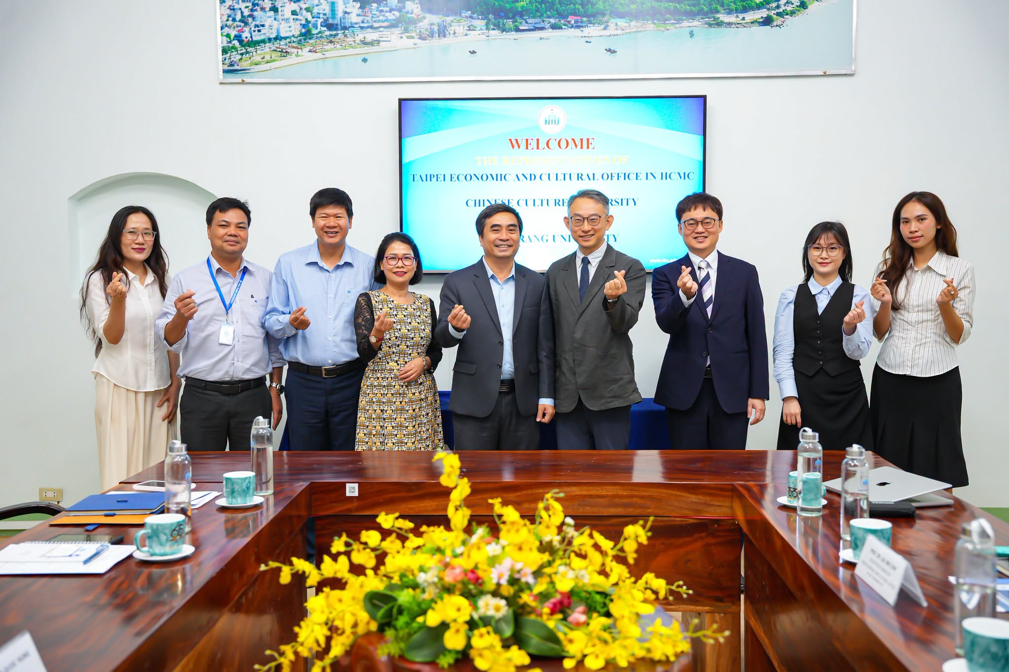 林韋至參事於9月11日協助安排並陪同中國文化大學（CCU）訪團拜會芽莊大學，受到范國雄副校長及校方相關單位代表接待。
范國雄副校長對林參事再次蒞校拜會表示歡迎，並肯定林參事在促進芽莊大學與臺灣各教育機構交流合作方面所發揮的橋梁與連結作用。他表示，該校目前特別重視強化師生華語能力培訓，以提升師生外語能力，並拓展國際學習與交流機會。
中國文化大學推廣教育部國際專修部主任蔡佳麟表示，很高興首次有機會與芽莊大學交流，並介紹該校具有悠久歷史及深厚辦學傳統，目前約有2萬名學生，其中約2,000名為國際學生，越南學生約800名。
會中，林參事介紹臺灣目前教育發展概況，並分享未來可提供學生參與之交流、體驗及暑期活動，協助芽莊大學進一步了解赴臺學習及交流機會。雙方並就師生互訪、夏令營、姊妹校獎學金、3+1學程、華語師資培訓及學生赴臺實習等合作議題交換意見，盼透過後續交流，進一步拓展雙方教育合作。
此次交流除增進雙方了解與連結外，亦為未來推動具體合作奠定基礎，為芽莊大學師生創造更多赴臺學習、交流及實習的機會。
